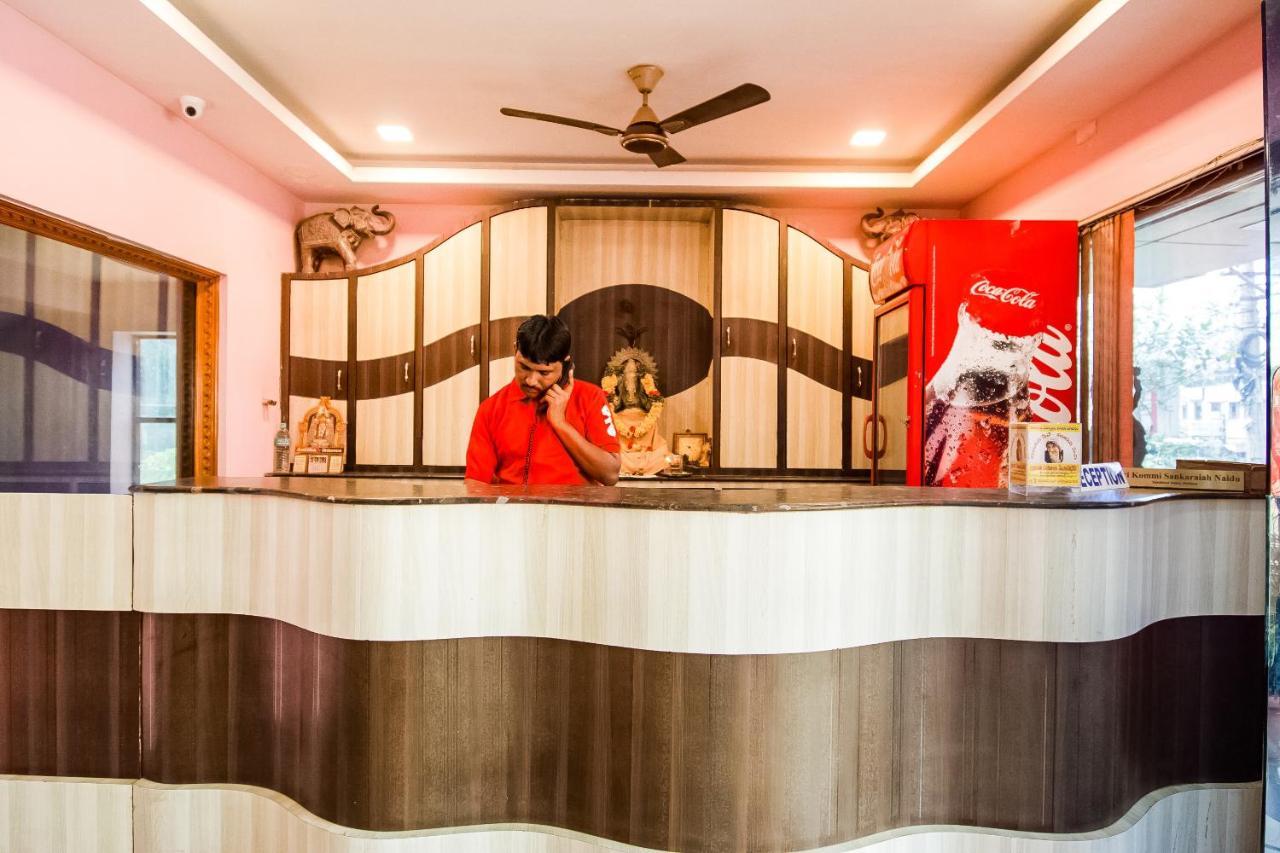 Oyo 62964 Hotel Vandana Grand 넬로르 외부 사진